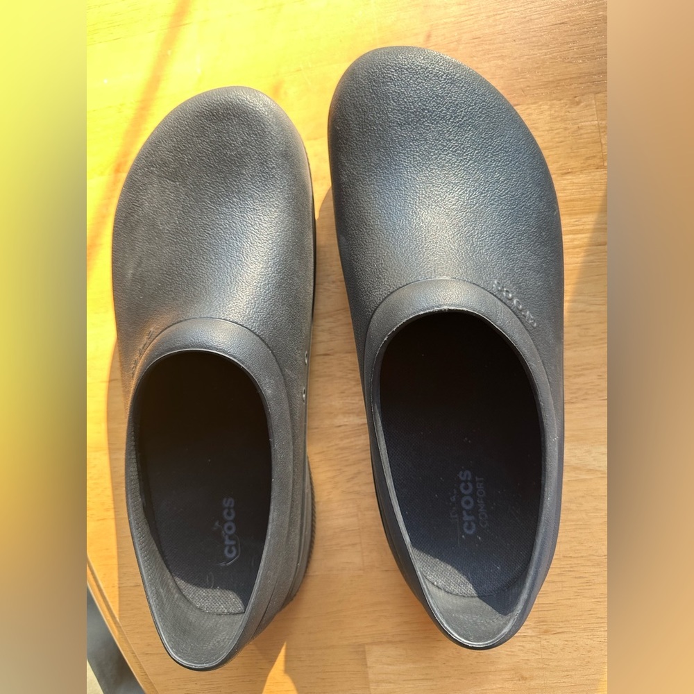 Crocs men’s size 9 women’s size 11